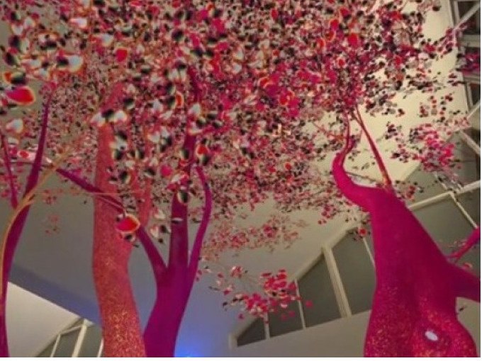 Eine farbenfrohe Kunstinstallation zeigt pinke B&auml;ume mit Bl&auml;ttern, die von der Decke eines modernen Geb&auml;udes h&auml;ngen., &copy; Kunsthalle G&ouml;ppingen