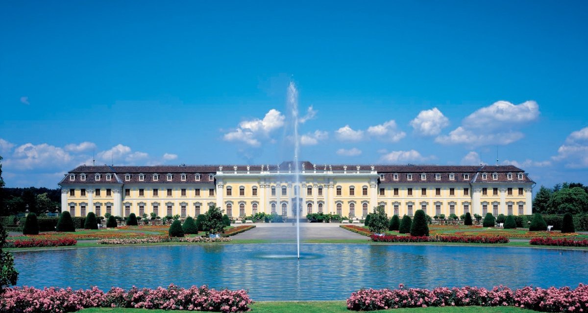 Das Residenzschloss Ludwigsburg mit gelber Fassade, umgeben von gepflegten G&auml;rten und einem zentralen Springbrunnen unter blauem Himmel., &copy; Land der 1000 H&uuml;gel - Kraichgau-Stromberg