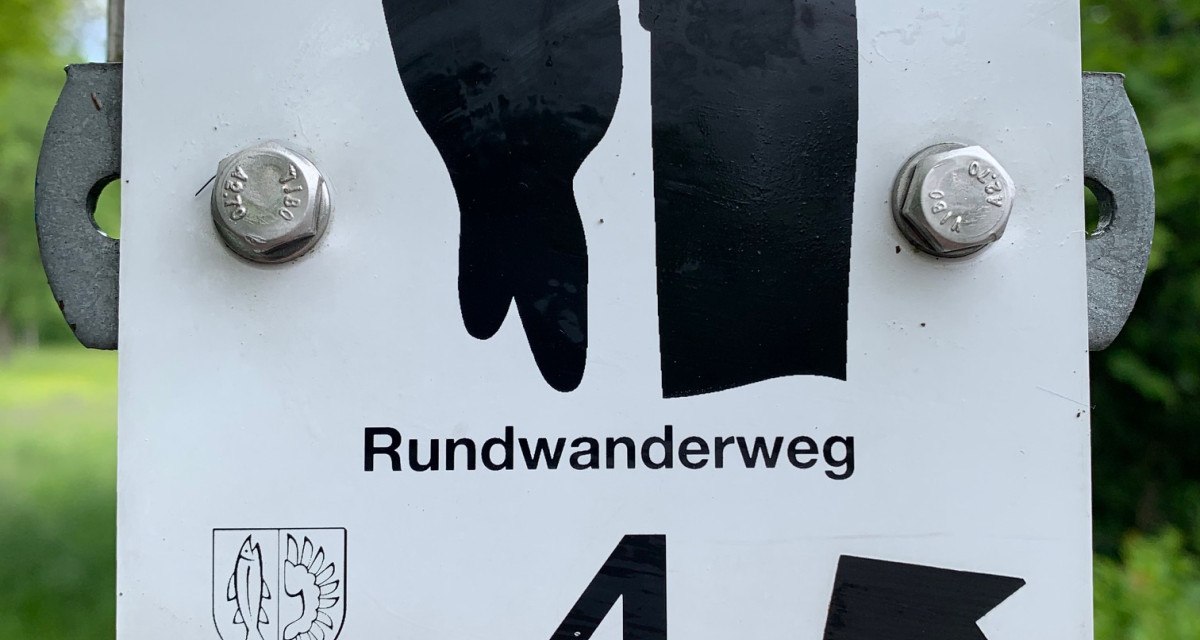 Schild mit Specht-Symbol für Rundwanderweg 4 in Remseck am Neckar, befestigt an einem Pfosten.