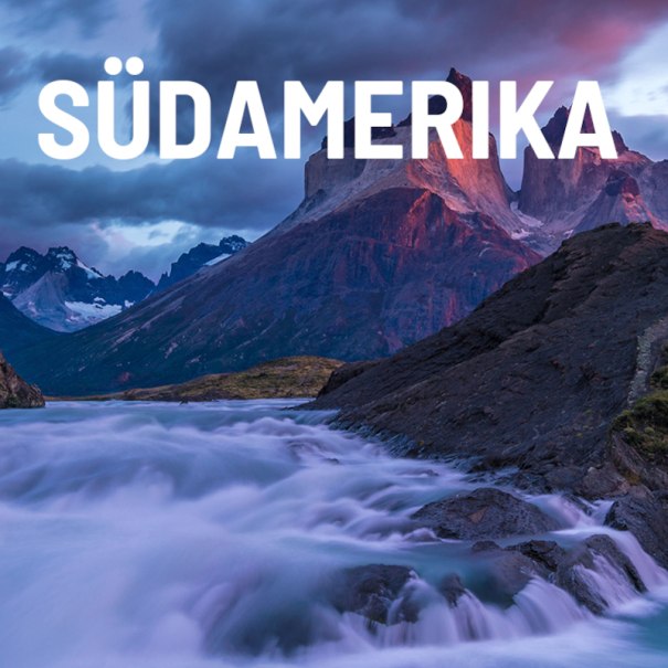Ein Fluss fließt durch eine felsige Landschaft, im Hintergrund erheben sich majestätische Berge unter einem dramatischen Himmel. Text: SÜDAMERIKA., © Expedition Erde Ein Fluss fließt durch eine felsige Landschaft, im Hintergrund erheben sich majestätische Berge unter einem dramatischen Himmel. Text: SÜDAMERIKA., © Expedition Erde