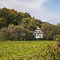 Fachwerkhaus im Siebenmühlental, umgeben von herbstlichen Bäumen und grünen Wiesen. Ein Weg führt am Bildrand entlang., © SMG, Sarah Schmid