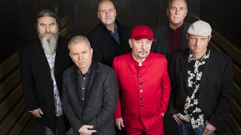 Sechs Männer stehen in einem Aufzug. Einer trägt einen auffälligen roten Anzug und Mütze, die anderen sind in dunkler Kleidung., © die Halle Kulturinitiative e.V. Sechs Männer stehen in einem Aufzug. Einer trägt einen auffälligen roten Anzug und Mütze, die anderen sind in dunkler Kleidung., © die Halle Kulturinitiative e.V.