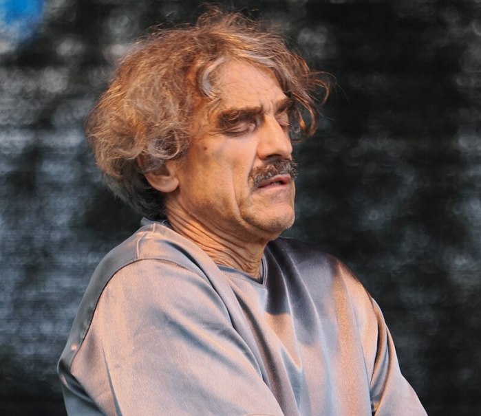 Ein Mann mit grauem Haar und Schnurrbart spielt konzentriert Klavier. Er trägt ein graues Hemd und hat die Augen geschlossen., © Thomas Scheytt