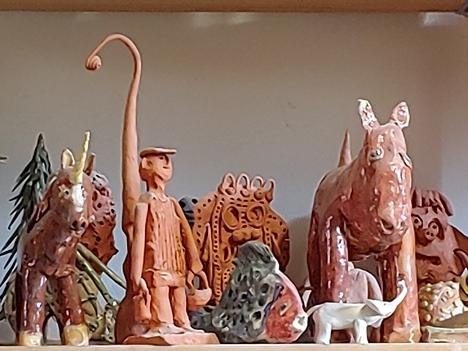 Keramikfiguren auf einem Regal, darunter Tiere und eine menschliche Figur. Die Figuren sind bunt glasiert und handgefertigt., © Kunstschule Labyrinth Keramikfiguren auf einem Regal, darunter Tiere und eine menschliche Figur. Die Figuren sind bunt glasiert und handgefertigt., © Kunstschule Labyrinth