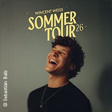 Ein Mann lacht herzlich vor einem Hintergrund mit dem Text 'Wincent Weiss Sommertour 2026'., © links im Bild Ein Mann lacht herzlich vor einem Hintergrund mit dem Text 'Wincent Weiss Sommertour 2026'., © links im Bild