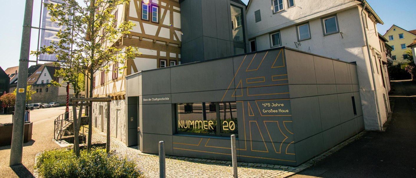 Das Haus der Stadtgeschichte in Waiblingen kombiniert moderne und traditionelle Architektur. Ein Schild weist auf 475 Jahre Großes Haus hin., © Stuttgart-Marketing GmbH, Sarah Schmid Das Haus der Stadtgeschichte in Waiblingen kombiniert moderne und traditionelle Architektur. Ein Schild weist auf 475 Jahre Großes Haus hin., © Stuttgart-Marketing GmbH, Sarah Schmid