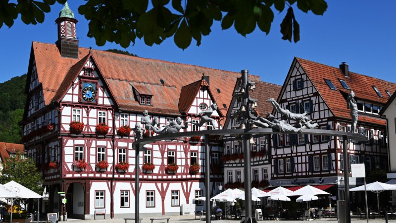 Marktplatz mit Schäferlauf-Denkmal, © Bad Urach Tourismus Marktplatz mit Schäferlauf-Denkmal, © Bad Urach Tourismus