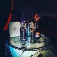 Tisch in der MelRose Bar mit Champagnergl&auml;sern, Flasche im Eisk&uuml;bel und Kerze. Elegante Atmosph&auml;re., &copy; MelRose Bar