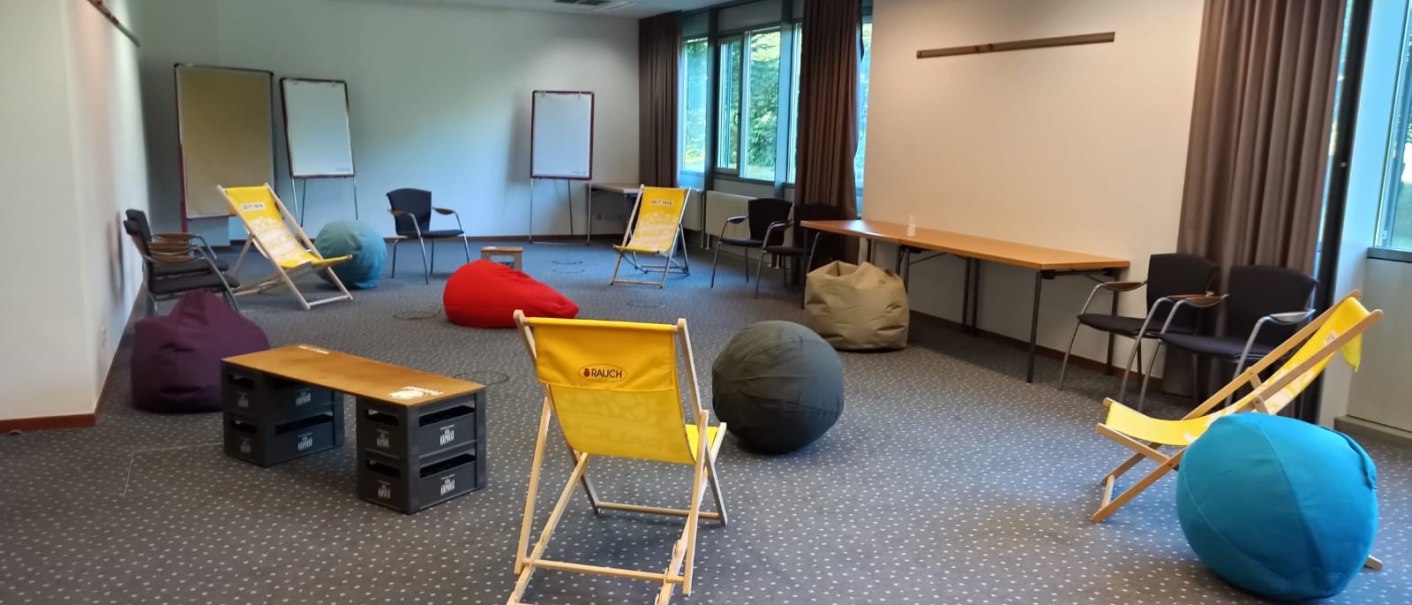 Ein Tagungsraum mit Liegestühlen, bunten Sitzsäcken und Flipcharts. Der Raum hat Teppichboden und große Fenster mit Vorhängen., © Seminaris Hotel Bad Boll Ein Tagungsraum mit Liegestühlen, bunten Sitzsäcken und Flipcharts. Der Raum hat Teppichboden und große Fenster mit Vorhängen., © Seminaris Hotel Bad Boll