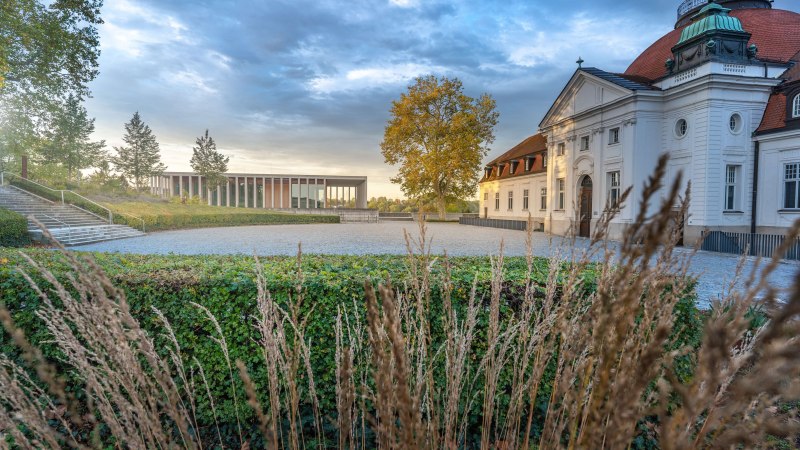Das Schiller Nationalmuseum in Marbach mit klassischer Fassade, umgeben von Natur, und moderner Architektur im Hintergrund bei Sonnenuntergang., © Stuttgart-Marketing GmbH, Martina Denker