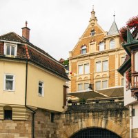Historische Gebäude in Esslingen mit Fachwerk und roten Blumen auf den Balkonen. Die Architektur zeigt traditionelle Stilelemente., © Stuttgart-Marketing GmbH, Sarah Schmid Historische Gebäude in Esslingen mit Fachwerk und roten Blumen auf den Balkonen. Die Architektur zeigt traditionelle Stilelemente., © Stuttgart-Marketing GmbH, Sarah Schmid