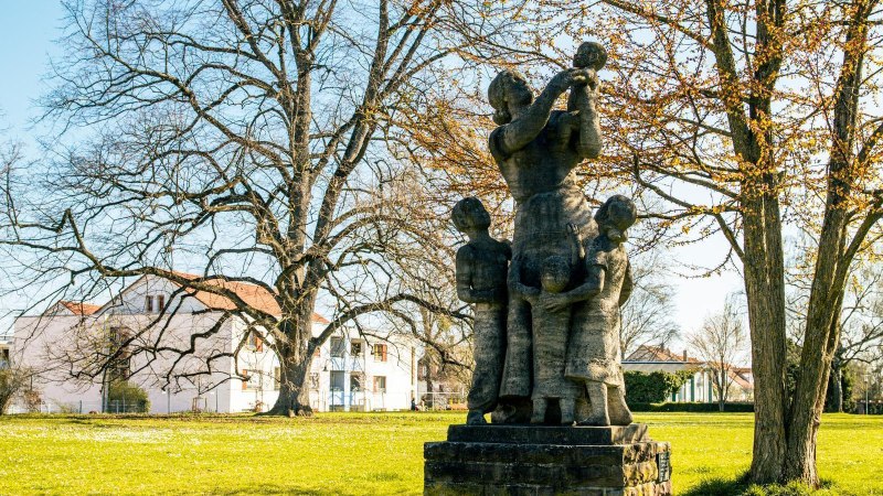 Eine Skulpturengruppe im Alten Stadtgarten Kornwestheim, umgeben von bl&uuml;henden B&auml;umen und gr&uuml;ner Wiese, bei sonnigem Wetter., &copy; Stuttgart-Marketing GmbH, Sarah Schmid
