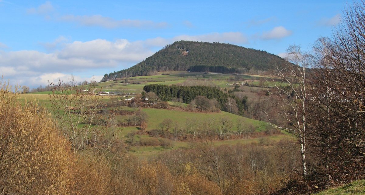 Der Berg Stuifen erhebt sich in einer grünen Landschaft mit Wiesen und Bäumen unter einem blauen Himmel., © Foto: Hans-Werner Kalb Der Berg Stuifen erhebt sich in einer grünen Landschaft mit Wiesen und Bäumen unter einem blauen Himmel., © Foto: Hans-Werner Kalb