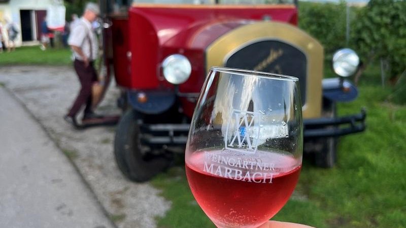 Oldiebus in den Weinbergen mit Weinglas, © Bildquelle: TELB Oldiebus in den Weinbergen mit Weinglas, © Bildquelle: TELB