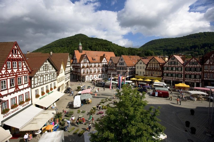 Antiquitäten- und Sammlermarkt, © Bad Urach Tourismus Antiquitäten- und Sammlermarkt, © Bad Urach Tourismus