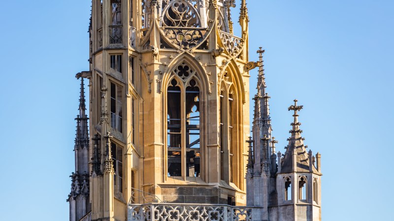Detailansicht der Frauenkirche in Esslingen mit gotischen Verzierungen und Türmen vor blauem Himmel., © Jarek Ciesla
