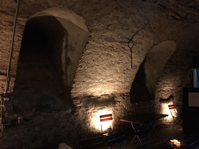 Ein alter Keller mit gew&ouml;lbten Steinw&auml;nden, warm beleuchtet. Klappst&uuml;hle und Tische stehen an der Wand., &copy; Stadtverwaltung Weil der Stadt
