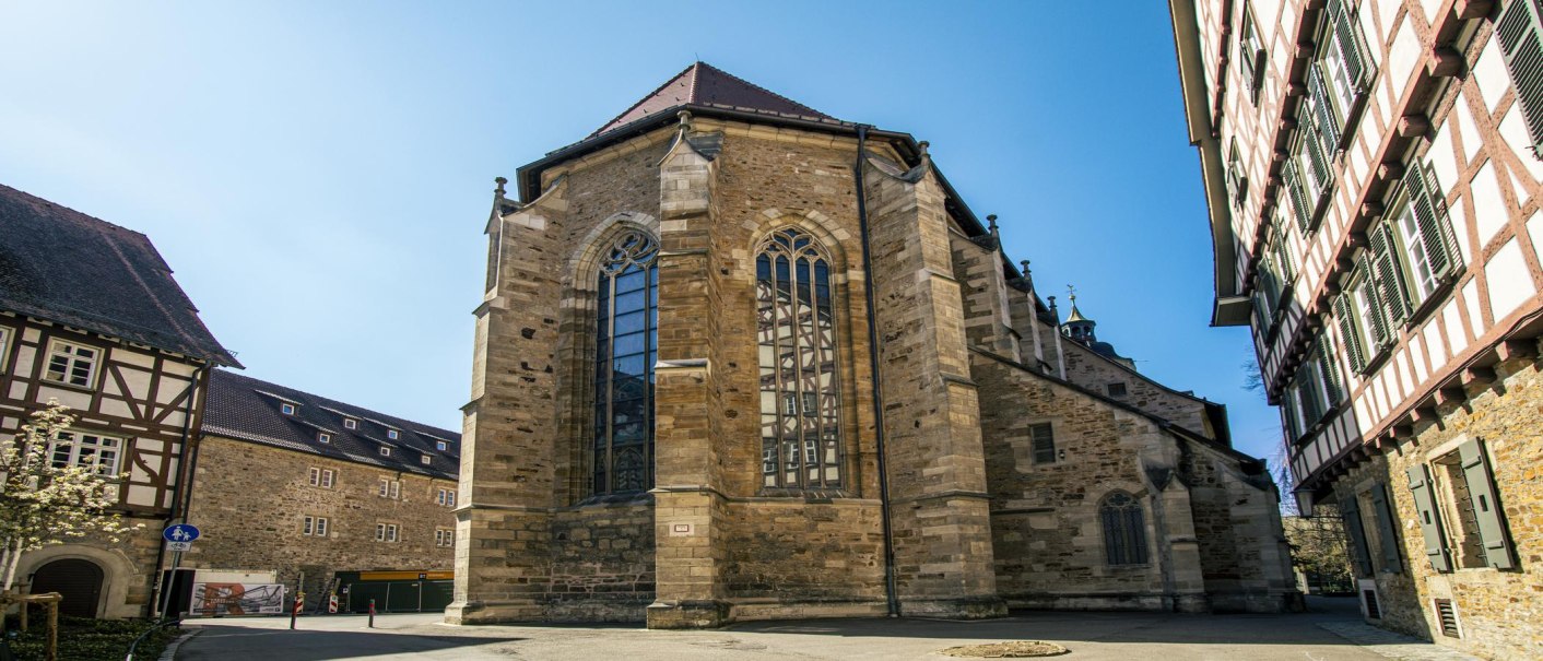 Die Martinskirche in Kirchheim unter Teck, umgeben von historischen Fachwerkhäusern, bei klarem Himmel in einer Weitwinkelaufnahme., © SMG, Sarah Schmid Die Martinskirche in Kirchheim unter Teck, umgeben von historischen Fachwerkhäusern, bei klarem Himmel in einer Weitwinkelaufnahme., © SMG, Sarah Schmid