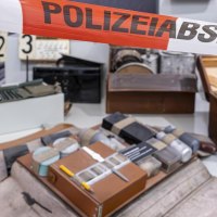 Ausstellungsstücke im Polizeimuseum Stuttgart, darunter alte Polizeiausrüstung und Beweismaterial, hinter einem Absperrband mit der Aufschrift 'POLIZEIABSPERRUNG'., © Stuttgart-Marketing GmbH, Sarah Schmid Ausstellungsstücke im Polizeimuseum Stuttgart, darunter alte Polizeiausrüstung und Beweismaterial, hinter einem Absperrband mit der Aufschrift 'POLIZEIABSPERRUNG'., © Stuttgart-Marketing GmbH, Sarah Schmid