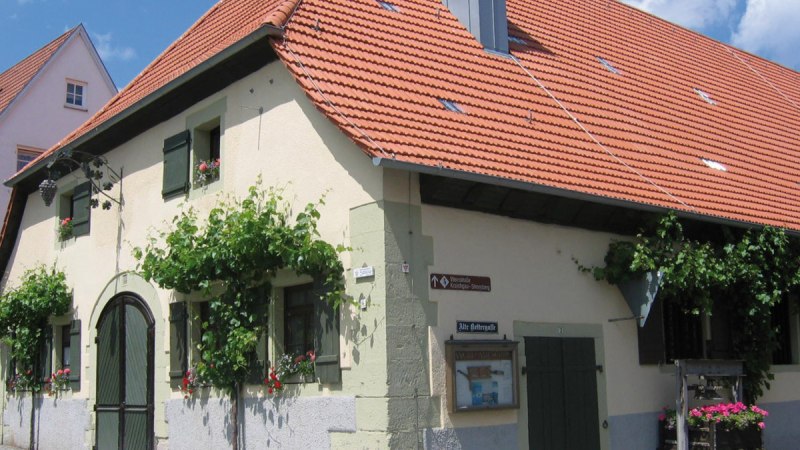Historisches Geb&auml;ude mit rotem Ziegeldach, gr&uuml;nen Fensterl&auml;den und Weinreben an der Fassade. Ein Schild weist auf die "Alte Kelterstra&szlig;e" hin., &copy; Land der 1000 H&uuml;gel - Kraichgau-Stromberg
