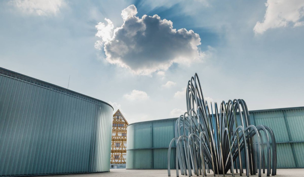 Die Galerie Stihl Waiblingen ist ein modernes Ausstellungshaus mit Fokus auf Arbeiten auf und aus Papier. In direkter Lage an der Rems zeigt sie jährlich drei hochkarätige Wechselausstellungen – von klassischer Zeichnung bis zu zeitgenössischer Papierkunst – und beeindruckt zugleich mit preisgekrönter Architektur in lichtdurchfluteter Industrieglas-Optik., © Remstal Tourismus e.V. Die Galerie Stihl Waiblingen ist ein modernes Ausstellungshaus mit Fokus auf Arbeiten auf und aus Papier. In direkter Lage an der Rems zeigt sie jährlich drei hochkarätige Wechselausstellungen – von klassischer Zeichnung bis zu zeitgenössischer Papierkunst – und beeindruckt zugleich mit preisgekrönter Architektur in lichtdurchfluteter Industrieglas-Optik., © Remstal Tourismus e.V.