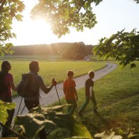 Eine Familie wandert bei schönem Wetter., © Bad Urach Tourismus