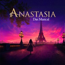 Frau auf Pariser Br&uuml;cke bei Sonnenuntergang, Eiffelturm im Hintergrund, Schriftzug 'Anastasia - Das Musical' oben., &copy; links im Bild
