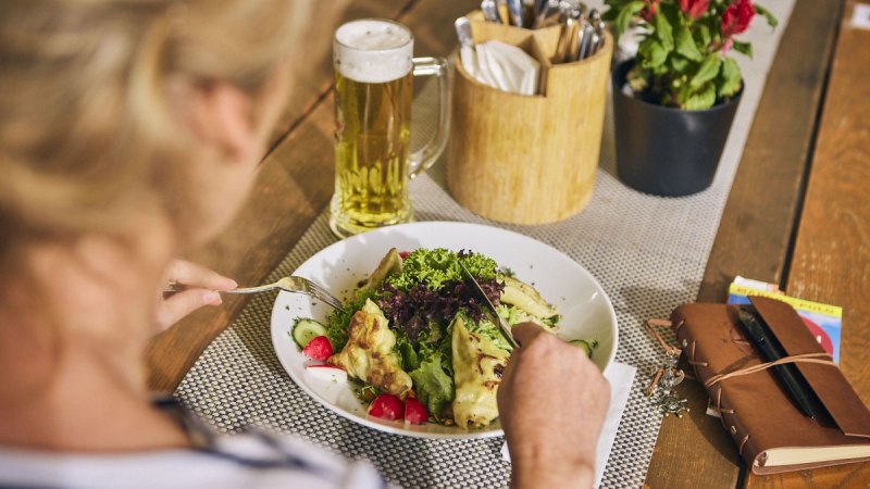 Maultaschen mit Salat - schwäbische Küche, © Maximilian Schwarz Maultaschen mit Salat - schwäbische Küche, © Maximilian Schwarz