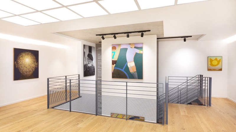 Moderne Galerie mit Holzboden, Gemälden an weißen Wänden und einem zentralen Treppengeländer. Helle Beleuchtung und minimalistisches Design., © Freundeskreis Fritz Genkinger e.V. Moderne Galerie mit Holzboden, Gemälden an weißen Wänden und einem zentralen Treppengeländer. Helle Beleuchtung und minimalistisches Design., © Freundeskreis Fritz Genkinger e.V.
