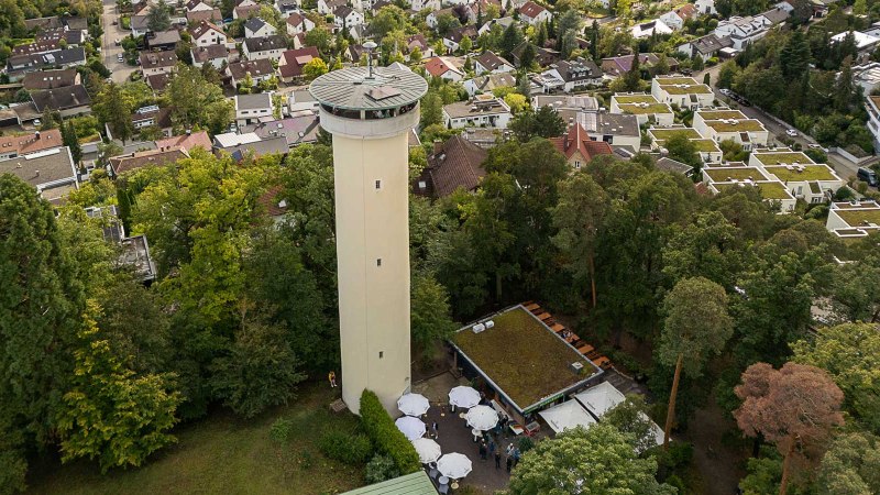 Luftaufnahme des Böblinger Wasserturms, umgeben von Bäumen und Wohnhäusern. Der Turm steht in einer grünen Umgebung mit vielen Bäumen., © Stadtmarketing Böblingen Luftaufnahme des Böblinger Wasserturms, umgeben von Bäumen und Wohnhäusern. Der Turm steht in einer grünen Umgebung mit vielen Bäumen., © Stadtmarketing Böblingen