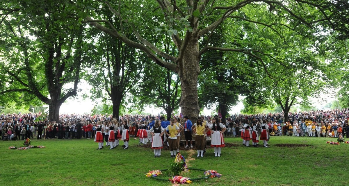 Tanzgruppe in traditioneller Kleidung tanzt unter einem großen Baum, umgeben von einer großen Menschenmenge beim Vaihinger Maientag., © Land der 1000 Hügel - Kraichgau-Stromberg Tanzgruppe in traditioneller Kleidung tanzt unter einem großen Baum, umgeben von einer großen Menschenmenge beim Vaihinger Maientag., © Land der 1000 Hügel - Kraichgau-Stromberg