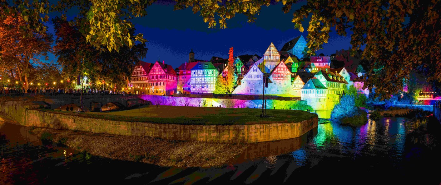 Altstadtansicht in bunten Farben beleuchtet, &copy; &copy; Stadt Schw&auml;bisch Hall - Michael K&uuml;hneisen