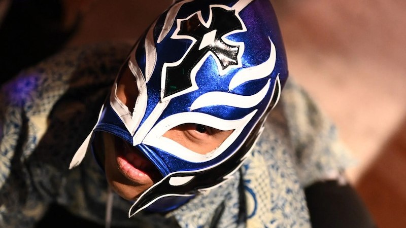 Person tr&auml;gt eine blaue Lucha-Libre-Maske mit wei&szlig;en und schwarzen Verzierungen und blickt nach oben., &copy; Kulturhaus Schwanen