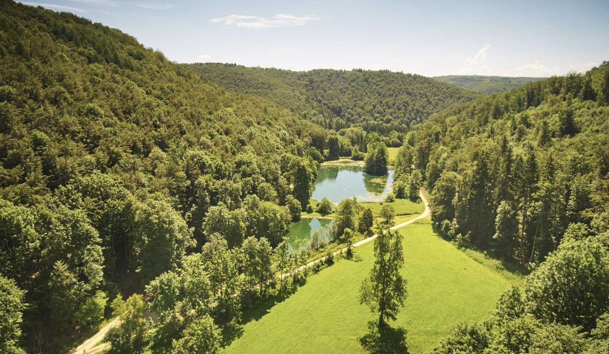 Der Radweg führt am Kaltentalweiher entlang, © Bad Urach Tourismus