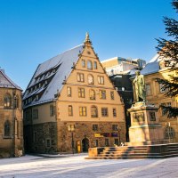 Der Schillerplatz in Stuttgart zeigt den Fruchtkasten und eine Statue, umgeben von historischen Gebäuden im winterlichen Licht., © Stuttgart-Marketing GmbH, Sarah Schmid Der Schillerplatz in Stuttgart zeigt den Fruchtkasten und eine Statue, umgeben von historischen Gebäuden im winterlichen Licht., © Stuttgart-Marketing GmbH, Sarah Schmid