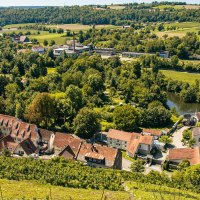 Blick auf Vaihingen an der Enz mit Schloss Kaltenstein, umgeben von grünen Wäldern und Feldern. Im Vordergrund sind Häuser und ein Fluss zu sehen., © Stuttgart-Marketing GmbH, Sarah Schmid Blick auf Vaihingen an der Enz mit Schloss Kaltenstein, umgeben von grünen Wäldern und Feldern. Im Vordergrund sind Häuser und ein Fluss zu sehen., © Stuttgart-Marketing GmbH, Sarah Schmid