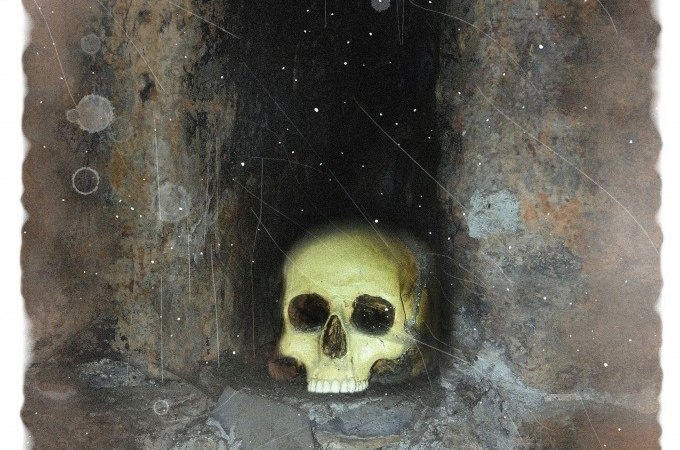 Ein Totenkopf liegt in einer dunklen Nische, umgeben von mystischem Licht und schwebenden Staubpartikeln., © WTM GmbH Waiblingen