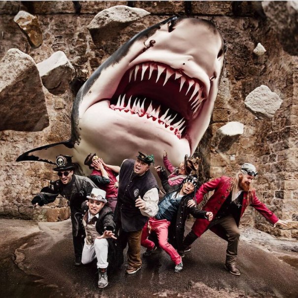 Gruppe in Steampunk-Kleidung posiert vor riesigem Hai in steiniger Umgebung. Fantasievolle Szene mit dramatischem Ausdruck., © Interessengemeinschaft Kultur Sindelfingen / Böblingen e.V. Gruppe in Steampunk-Kleidung posiert vor riesigem Hai in steiniger Umgebung. Fantasievolle Szene mit dramatischem Ausdruck., © Interessengemeinschaft Kultur Sindelfingen / Böblingen e.V.