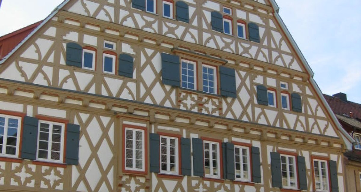 Fachwerkhaus mit blauen Fensterl&auml;den und Spitzdach, bekannt als Gro&szlig;es Haus oder Heydtsches Haus, mit markanten Holzbalken und symmetrischen Fenstern., &copy; Land der 1000 H&uuml;gel - Kraichgau-Stromberg