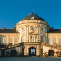 Schloss Solitude mit symmetrischen Treppen und einer zentralen Kuppel vor einem klaren blauen Himmel., © Sindelfingen - Stuttgart-Marketing GmbH