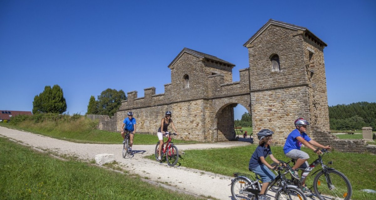 Radfahrer fahren auf einem Weg vor dem Ostkastell in Welzheim. Der Himmel ist klar und blau, das Wetter sonnig., © Stadt Welzheim Radfahrer fahren auf einem Weg vor dem Ostkastell in Welzheim. Der Himmel ist klar und blau, das Wetter sonnig., © Stadt Welzheim