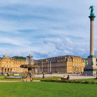 Der Schlossplatz in Stuttgart mit dem Neuen Schloss, der Jubil&auml;umss&auml;ule und Brunnen. Menschen spazieren und entspannen auf dem gr&uuml;nen Platz., &copy; SMG