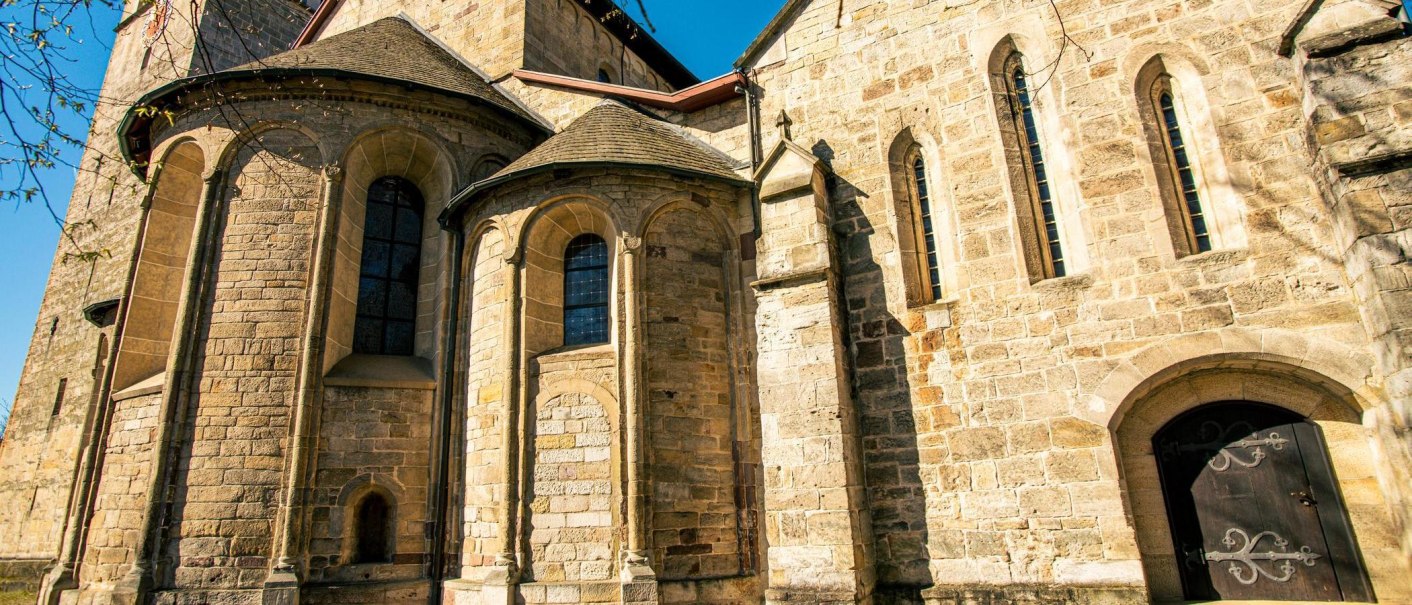 Die Martinskirche in Sindelfingen zeigt ihre romanische Architektur mit Rundb&ouml;gen und Sandsteinmauern unter einem klaren blauen Himmel., &copy; Stuttgart-Marketing GmbH, Sarah Schmid
