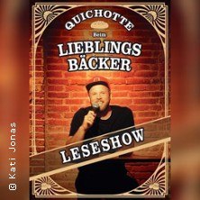Ein Mann mit Mikrofon vor einer Backsteinwand, umgeben von einem dekorativen Rahmen. Text: "Quichotte beim Lieblingsb&auml;cker Leseshow"., &copy; links im Bild