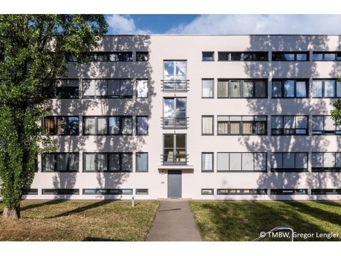 Modernes Gebäude in der Weissenhofsiedlung mit großen Fenstern und schlichter Fassade., © Stuttgart Marketing GmbH Modernes Gebäude in der Weissenhofsiedlung mit großen Fenstern und schlichter Fassade., © Stuttgart Marketing GmbH