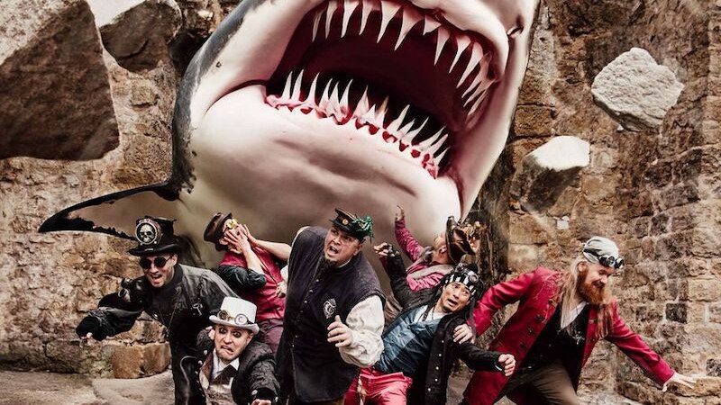 Gruppe in Steampunk-Kleidung posiert vor riesigem Hai in steiniger Umgebung. Fantasievolle Szene mit dramatischem Ausdruck., © Interessengemeinschaft Kultur Sindelfingen / Böblingen e.V. Gruppe in Steampunk-Kleidung posiert vor riesigem Hai in steiniger Umgebung. Fantasievolle Szene mit dramatischem Ausdruck., © Interessengemeinschaft Kultur Sindelfingen / Böblingen e.V.