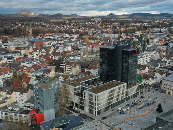 Luftaufnahme von G&ouml;ppingen mit einem markanten Hochhaus der Sparkasse und umliegenden Geb&auml;uden vor einer h&uuml;geligen Landschaft., &copy; Stadt G&ouml;ppingen