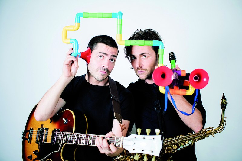Zwei Männer mit Gitarre und Saxophon halten buntes Spielzeug an den Köpfen. Einer hat eine Gitarre, der andere ein Saxophon. Humorvolle Szene., © Kulturbüro Schwäbisch Gmünd Zwei Männer mit Gitarre und Saxophon halten buntes Spielzeug an den Köpfen. Einer hat eine Gitarre, der andere ein Saxophon. Humorvolle Szene., © Kulturbüro Schwäbisch Gmünd