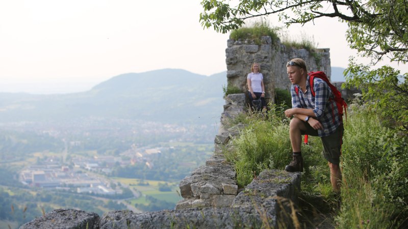 Wanderer blicken von der Burgruine hinunter ins Tal, © Bad Urach Tourismus