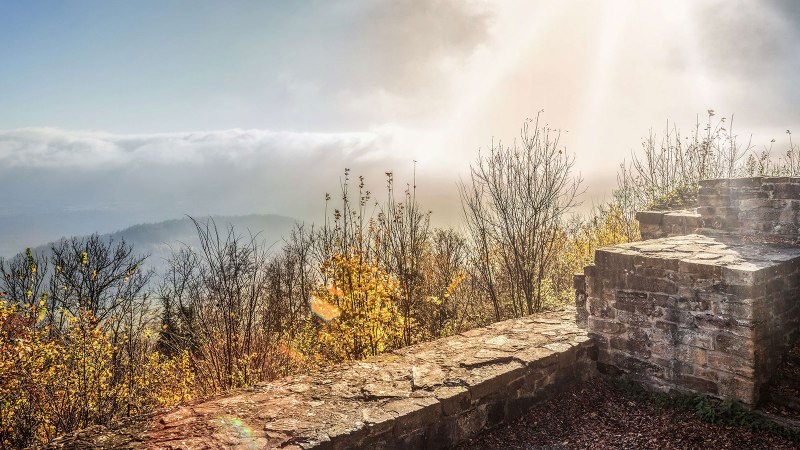 Ruinen der Burg Hohenstaufen mit herbstlichen Bäumen und Nebel im Hintergrund. Sonnenstrahlen brechen durch die Wolken., © Stuttgart-Marketing GmbH, Martina Denker Ruinen der Burg Hohenstaufen mit herbstlichen Bäumen und Nebel im Hintergrund. Sonnenstrahlen brechen durch die Wolken., © Stuttgart-Marketing GmbH, Martina Denker